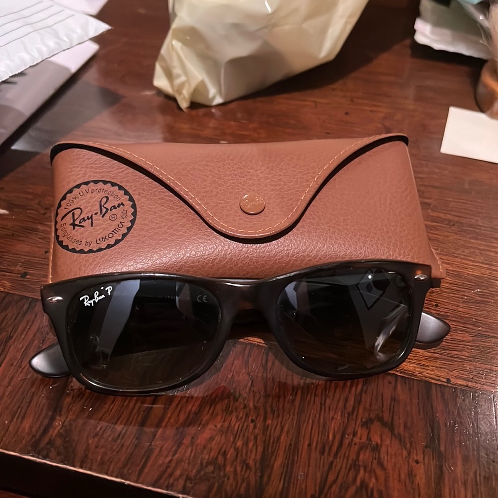 women’s Black raybans comes with the case